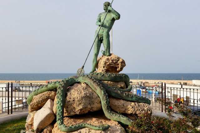 Prima distrutta poi vandalizzata e criticata: � la bistrattata "statua del Pescatore" di Torre a Mare
